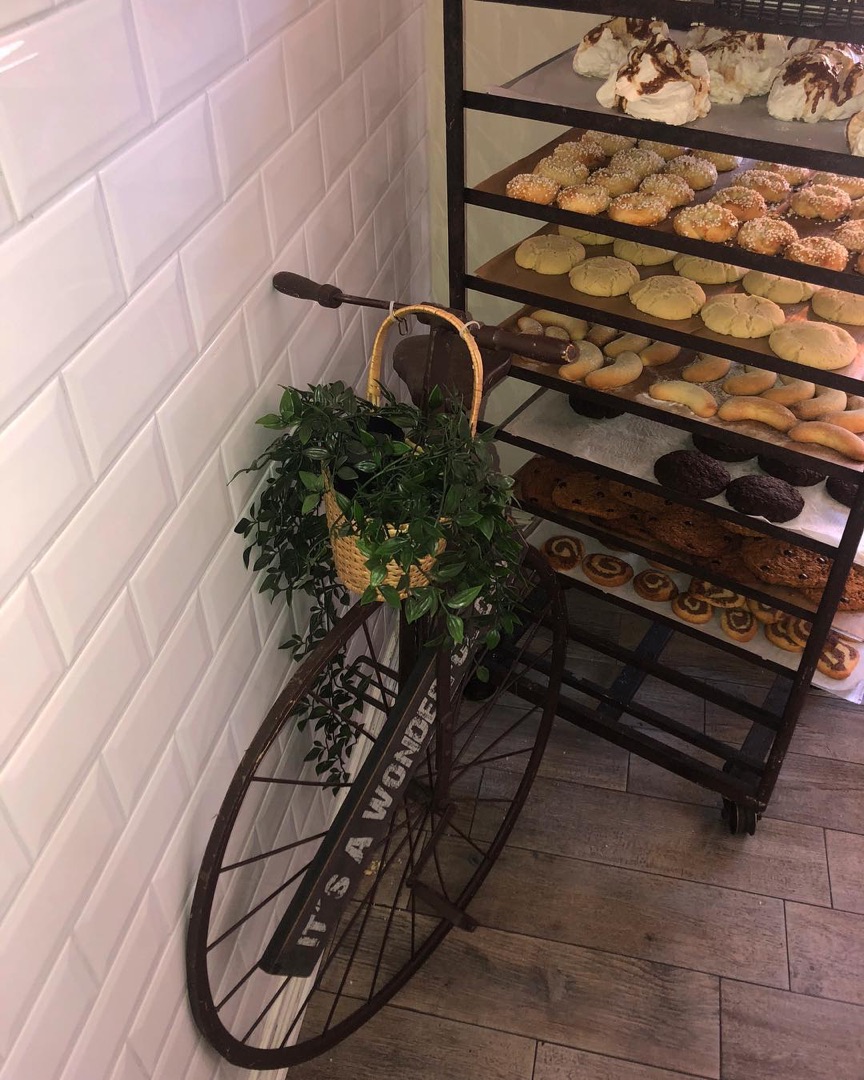 Bakverk på ställ vid den vita kakelväggen