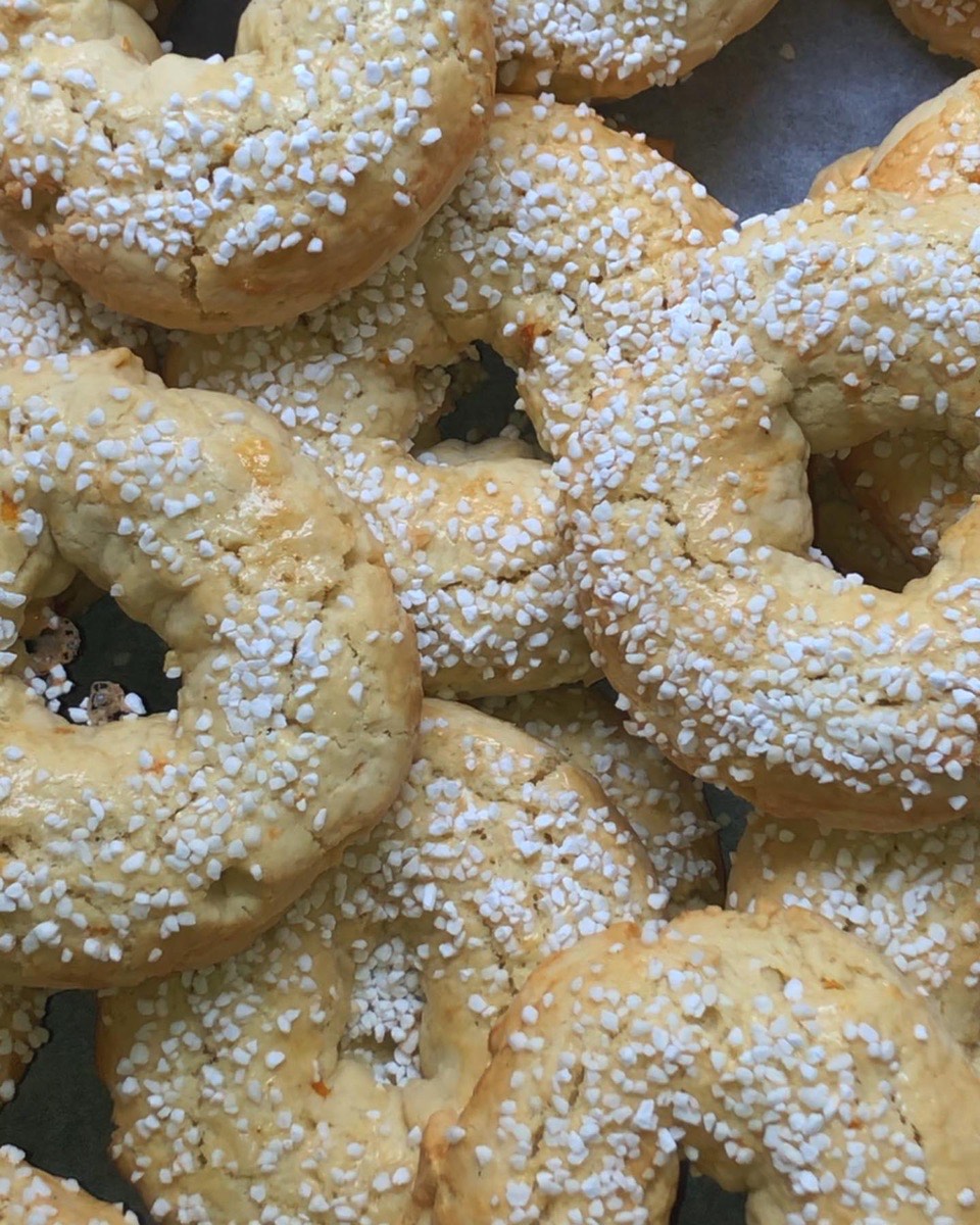 Bullar med pärlsocker, nyss ur ugnen