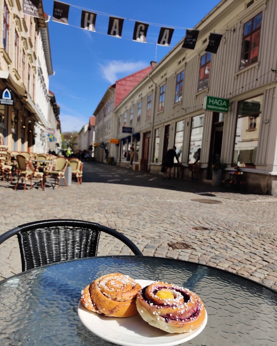 En kanelbulle på ett bord på uteserveringen