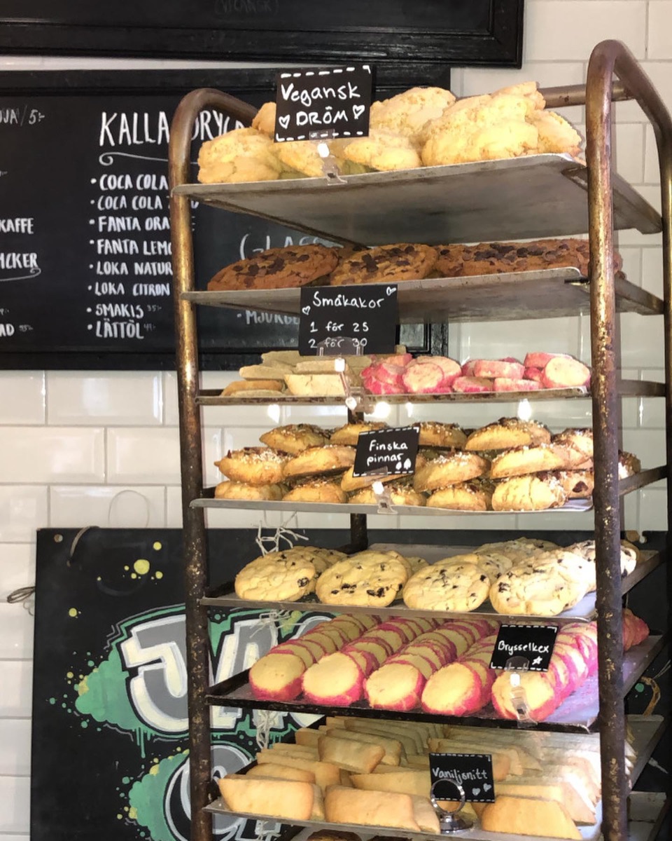 Kakdisken med prislappar och en kanna kaffe