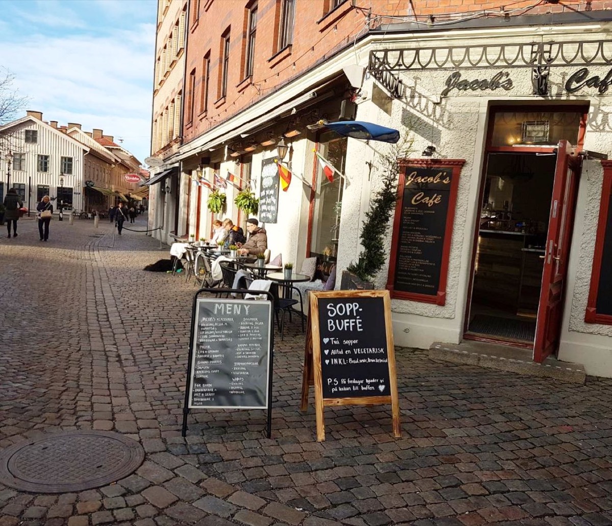 Jacobs Café i hörnet på Haga Nygata med uteservering och tavlorna Meny och Soppbuffé