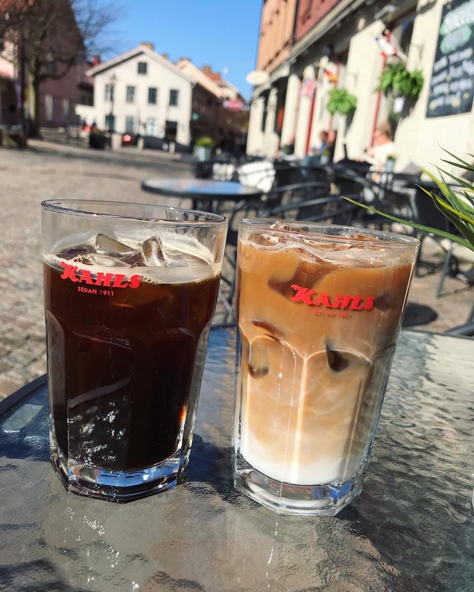 Två iskaffe på ett bord på Haga Nygata