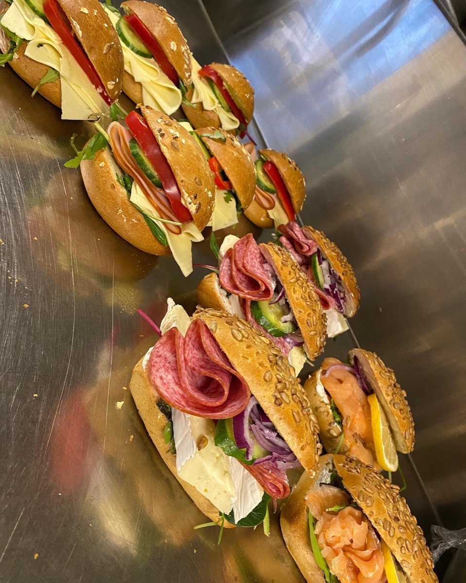 Mackor med salami, ost och grönt